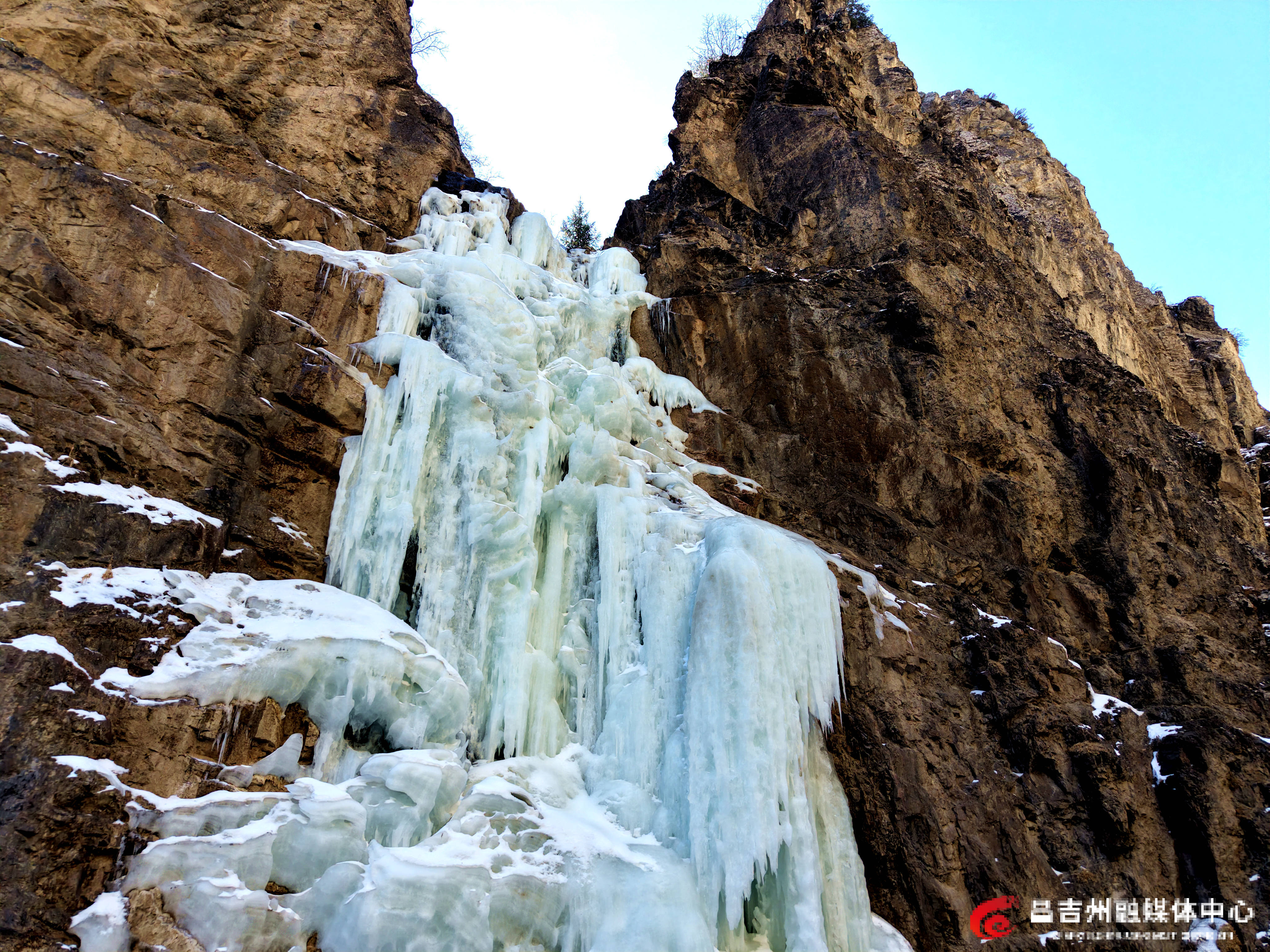 3月23日，昌吉市阿勒腾昆景区山谷深处，悬崖峭壁上，冰瀑静静伫立，晶莹剔透、形态各异，仿佛大自然馈赠的水晶艺术品。（刘华摄）.jpg